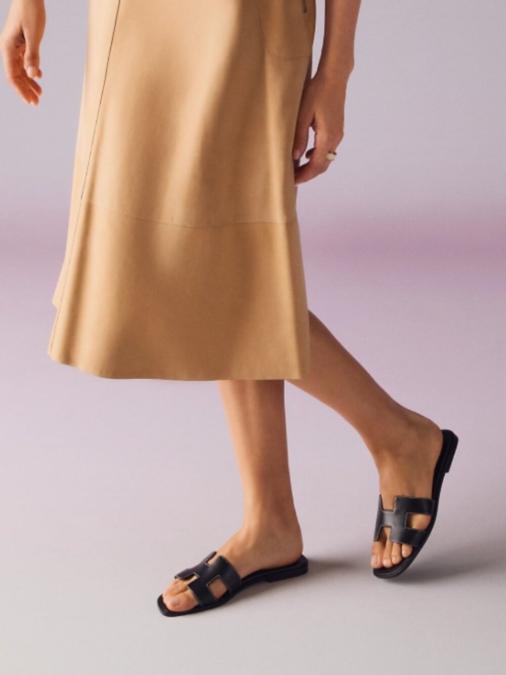 Hermes Black Oran Sandal in Box calfskin with iconic "H" cut-out. Size 39